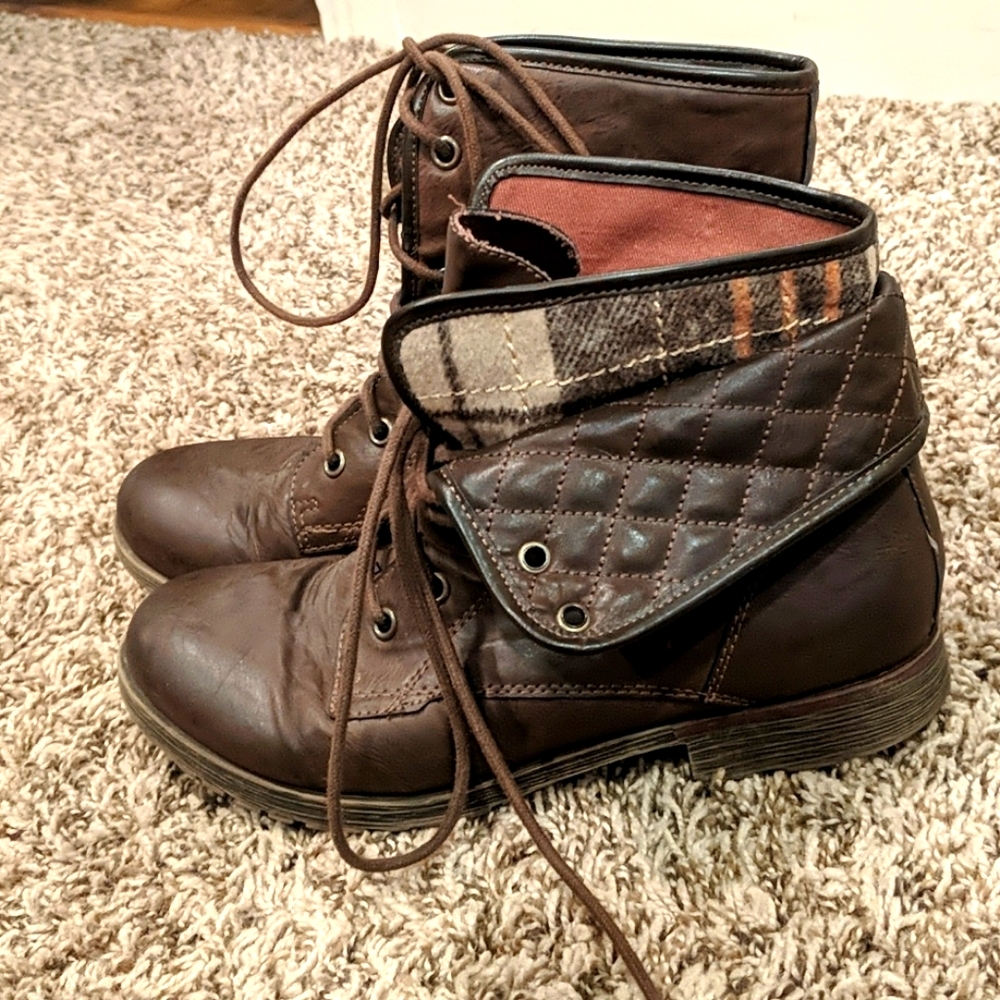 Brown lace up boots with Plaid design size 8.5